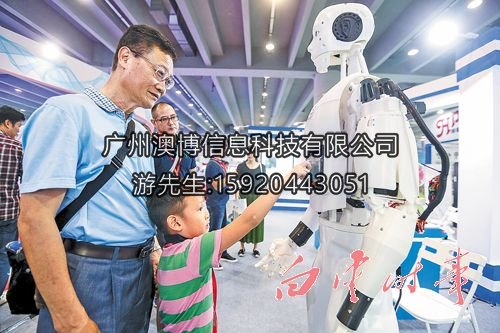我區(qū)企業(yè)展出的機(jī)器人吸引眾多市民關(guān)注。