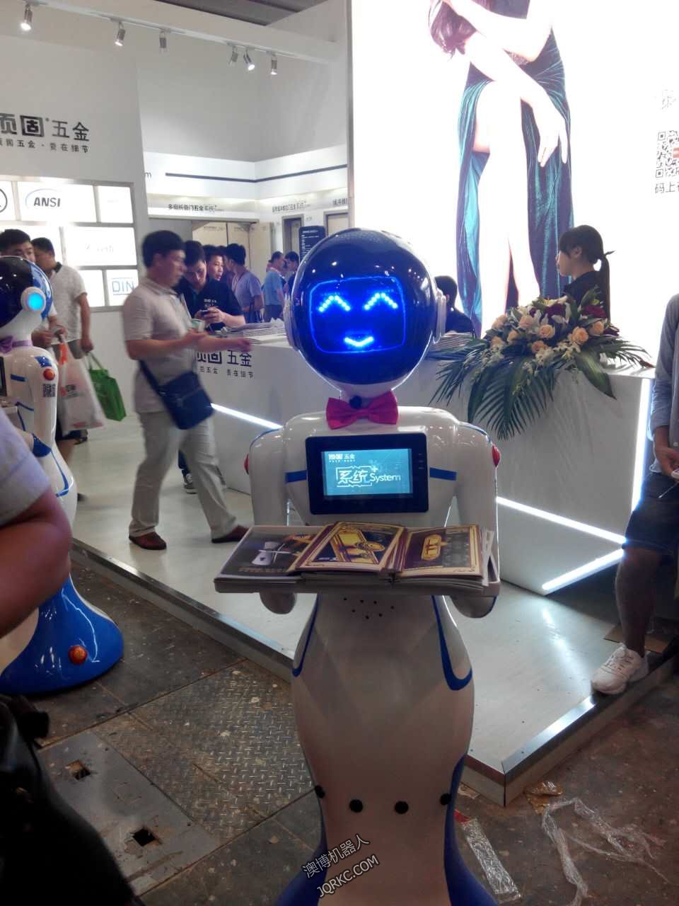 送餐機器人送外賣？快遞小哥做什么