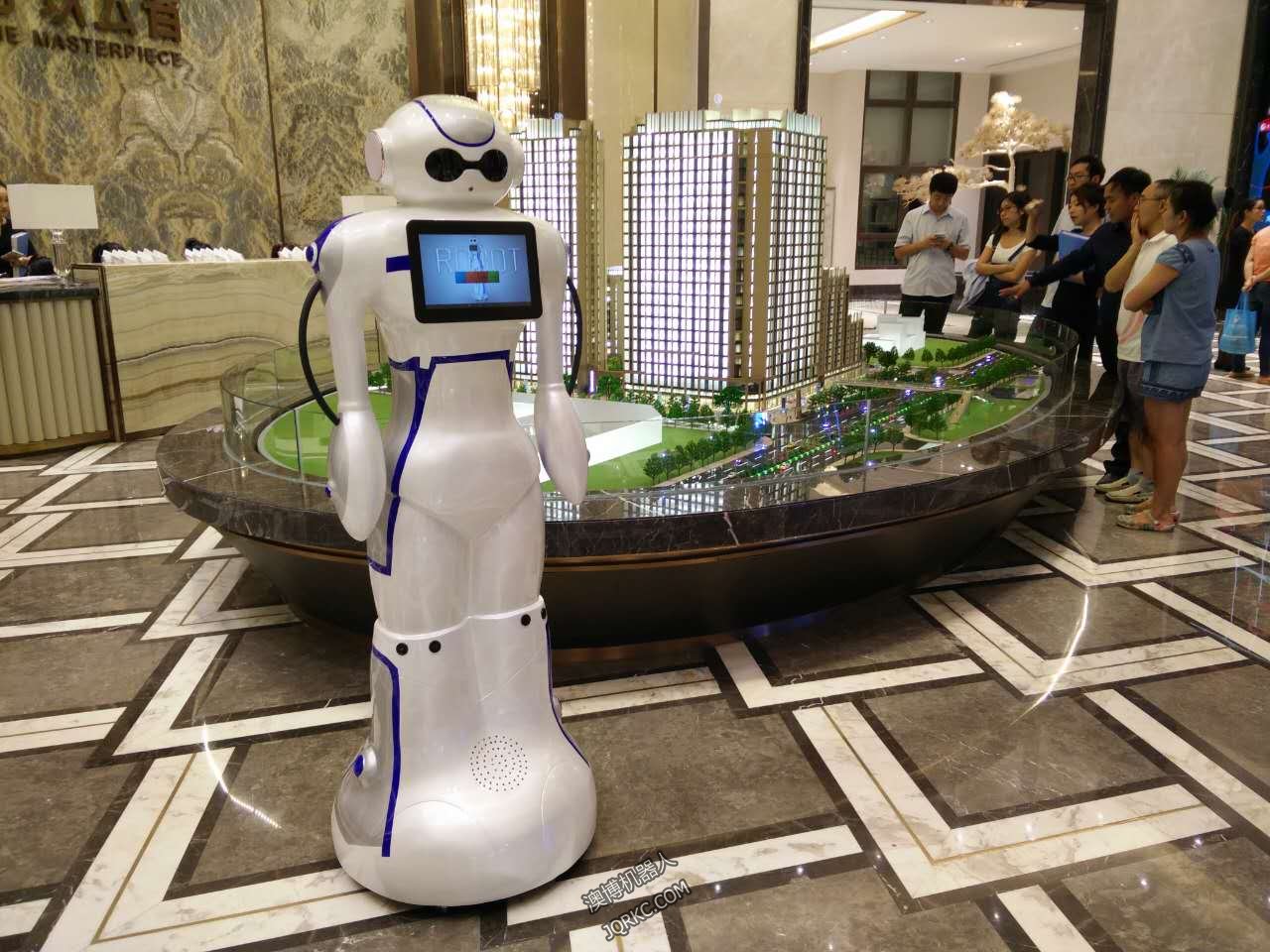 機器人與中小銀行搶飯碗？